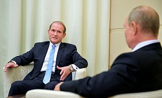 Oligarch Wiktor Medwedtschuk (l) bei einem Treffen mit Wladimir Putin im Oktober 2020. - -/Pool Sputnik Kremlin/AP/dpa Oligarch Wiktor Medwedtschuk (l) bei einem Treffen mit Wladimir Putin im Oktober 2020. - -/Pool Sputnik Kremlin/AP/dpa