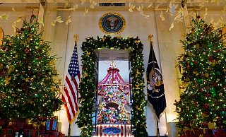 83 Tannenbäume, 165.075 Lichter und Tausende Christbaumkugeln gehören zur Weihnachtsdeko im Weißen Haus. - Susan Walsh/AP/dpa 83 Tannenbäume, 165.075 Lichter und Tausende Christbaumkugeln gehören zur Weihnachtsdeko im Weißen Haus. - Susan Walsh/AP/dpa