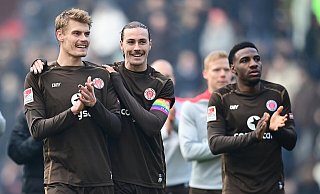 St. Paulis Torschütze Jackson Irvine (M.) freut sich mit seinen Teamkollegen Eric Smith (l.) und Oladapo Afolayan über den 1:0-Heimsieg gegen Rostock. - Witters St. Paulis Torschütze Jackson Irvine (M.) freut sich mit seinen Teamkollegen Eric Smith (l.) und Oladapo Afolayan über den 1:0-Heimsieg gegen Rostock. - Witters