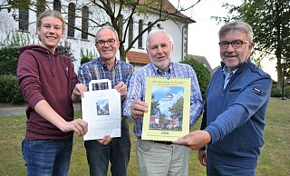 Immer neue Ideen: David Brokherm, Günter Kerstingtombroke, Gerhard Blumenthal und Manfred Vorderbrüggen (v. l.) zeigen den neuen Jahreskalender, der ab dem Erntedankfest für den sozialen Zweck verkauft wird. Dazu gibt es auf Wunsch eine mit einem Aufkleber verzierte Papiertüte. - Karin Prignitz Immer neue Ideen: David Brokherm, Günter Kerstingtombroke, Gerhard Blumenthal und Manfred Vorderbrüggen (v. l.) zeigen den neuen Jahreskalender, der ab dem Erntedankfest für den sozialen Zweck verkauft wird. Dazu gibt es auf Wunsch eine mit einem Aufkleber verzierte Papiertüte. - Karin Prignitz