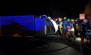Der Transporter war in den Gegenverkehr geraten und mit einem Kleinwagen kollidiert. - Feuerwehr Paderborn Der Transporter war in den Gegenverkehr geraten und mit einem Kleinwagen kollidiert. - Feuerwehr Paderborn