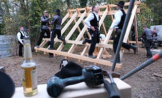 Die Zimmermänner der Firma Grübbel führen ein Tänzchen zum Richtfest des neuen Hauses der Jugend auf. - Ulf Hanke Die Zimmermänner der Firma Grübbel führen ein Tänzchen zum Richtfest des neuen Hauses der Jugend auf. - Ulf Hanke
