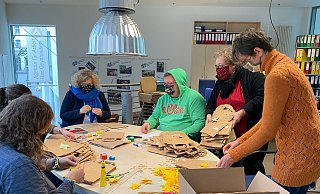 In stundenlanger Arbeit hat das Team vom Ev. Jugendreferat im Kirchenkreis Vlotho die Tüten verziert, gestaltet und gepackt. - Ev. Kirchenkreis Vlotho In stundenlanger Arbeit hat das Team vom Ev. Jugendreferat im Kirchenkreis Vlotho die Tüten verziert, gestaltet und gepackt. - Ev. Kirchenkreis Vlotho