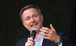 Der Bundesfinanzminister und FDP-Vorsitzende Christian Lindner fordert die Wiederanhebung der Mehrwertsteuer auf Erdgas bereits zum Jahresbeginn 2024. - Karl-Josef Hildenbrand/dpa Der Bundesfinanzminister und FDP-Vorsitzende Christian Lindner fordert die Wiederanhebung der Mehrwertsteuer auf Erdgas bereits zum Jahresbeginn 2024. - Karl-Josef Hildenbrand/dpa