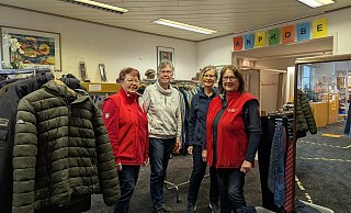 Karin Buschmann, Marita Kohs, Veronika Falkenstern und Karin Brauer gehören zum Team des Kleiderladens und sind stets bemüht, die Kunden freundlich zu empfangen. - Alex Wall Karin Buschmann, Marita Kohs, Veronika Falkenstern und Karin Brauer gehören zum Team des Kleiderladens und sind stets bemüht, die Kunden freundlich zu empfangen. - Alex Wall