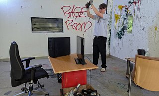 Thore Nieburg demonstiert, wie es aussieht, wenn die Gäste des "Smash Rooms" ihre Alltagssorgen abbauen. - Alex Wall Thore Nieburg demonstiert, wie es aussieht, wenn die Gäste des "Smash Rooms" ihre Alltagssorgen abbauen. - Alex Wall