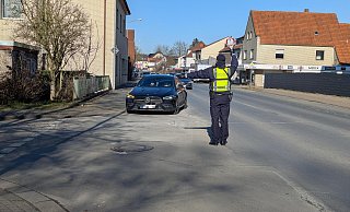 Ein Polizist winkt an der Lübbecker Straße ein Auto heraus, das anschließend kontrolliert wird. - Alex Wall Ein Polizist winkt an der Lübbecker Straße ein Auto heraus, das anschließend kontrolliert wird. - Alex Wall