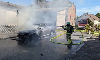 Die Feuerwehr Altenbeken löschte das brennende Auto in Buke. - Feuerwehr Altenbeken Die Feuerwehr Altenbeken löschte das brennende Auto in Buke. - Feuerwehr Altenbeken