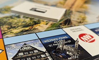 Auf dem neuen Spielbrett der Paderborner Monopoly-Version finden sich neben heimischen Straßen, auch bekannte Unternehmen und Sehenswürdigkeiten wieder. - NW Auf dem neuen Spielbrett der Paderborner Monopoly-Version finden sich neben heimischen Straßen, auch bekannte Unternehmen und Sehenswürdigkeiten wieder. - NW