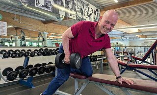 Jens Möllmann demonstriert wie es aussehen kann, wenn Jugendliche im Aerofit trainieren. - Alex Wall Jens Möllmann demonstriert wie es aussehen kann, wenn Jugendliche im Aerofit trainieren. - Alex Wall