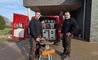 Leon Murschel steht neben seinem Vater Alex Murschel - der auch sein Ausbilder für den Traumjob Hufschmied ist. - Alex Wall Leon Murschel steht neben seinem Vater Alex Murschel - der auch sein Ausbilder für den Traumjob Hufschmied ist. - Alex Wall