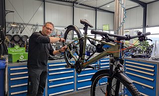 Werkstattleiter Pierre Lison überprüft ein Fahrrad. Damit ein Besuch in der Werkstatt gar nicht erst nötig wird, hat er einige Tipps. - Alex Wall Werkstattleiter Pierre Lison überprüft ein Fahrrad. Damit ein Besuch in der Werkstatt gar nicht erst nötig wird, hat er einige Tipps. - Alex Wall