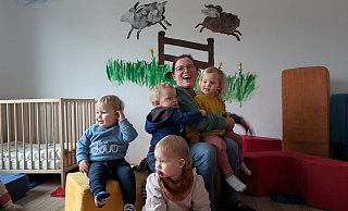 Andrea Eckel-Thamm bemüht sich, die Kinder angesichts des Pressebesuchs zu beruhigen. - Alex Wall Andrea Eckel-Thamm bemüht sich, die Kinder angesichts des Pressebesuchs zu beruhigen. - Alex Wall