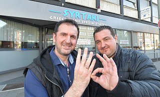 Den 40. Restaurant-Geburtstag hatten sich die Betreiber Christos (47, links) und Panos (43) Lakos anders vorgestellt. - Jens Dünhölter Den 40. Restaurant-Geburtstag hatten sich die Betreiber Christos (47, links) und Panos (43) Lakos anders vorgestellt. - Jens Dünhölter