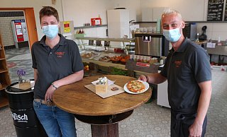 Katharina Stief und Sven Marohn freuen sich, dass der "Schalter 3" als Bistro endlich öffnen kann. - Judith Gladow Katharina Stief und Sven Marohn freuen sich, dass der "Schalter 3" als Bistro endlich öffnen kann. - Judith Gladow