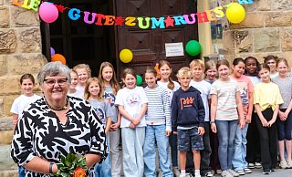 Seit 2004 ist Elke Tölke Leiterin der Grundschule Stifterg in Herford. Jetzt wurde sie von den Schülern feierlich mit vielen Liedern verabschiedet. Dem Anlass entsprechend war der Eingang bunt und liebevoll geschmückt. - Kathrin Weege Seit 2004 ist Elke Tölke Leiterin der Grundschule Stifterg in Herford. Jetzt wurde sie von den Schülern feierlich mit vielen Liedern verabschiedet. Dem Anlass entsprechend war der Eingang bunt und liebevoll geschmückt. - Kathrin Weege