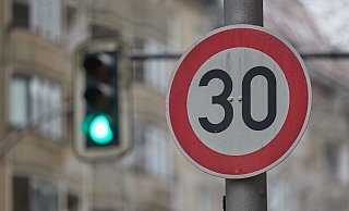 Flächendeckend Tempo 30 in der Innenstadt. Das ist nur eine Forderung für die Verkehrswende in Herford. - Jörg Carstensen/dpa Flächendeckend Tempo 30 in der Innenstadt. Das ist nur eine Forderung für die Verkehrswende in Herford. - Jörg Carstensen/dpa