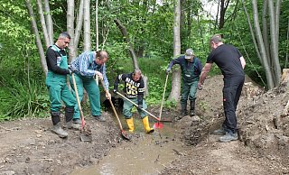 Vorarbeiter Juri Kremser, Vasin Nikolaj, Sleman Ali Kassem, Yakub Jan und Alexander Anrdt leiteen den Volmerdingsener Bach an der Ecke Weinstraße/Röhn in sein neues Bett. - Nicole Bliesener Vorarbeiter Juri Kremser, Vasin Nikolaj, Sleman Ali Kassem, Yakub Jan und Alexander Anrdt leiteen den Volmerdingsener Bach an der Ecke Weinstraße/Röhn in sein neues Bett. - Nicole Bliesener