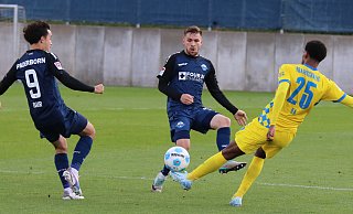 Die SCP-Akteure Marco Pledl (M.) und Mika Baur (l.) setzen den Braunschweiger Sanoussy Ba unter Druck. - Frank Beineke Die SCP-Akteure Marco Pledl (M.) und Mika Baur (l.) setzen den Braunschweiger Sanoussy Ba unter Druck. - Frank Beineke