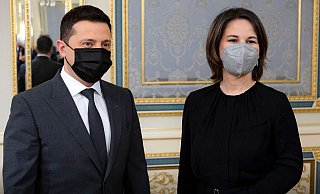 Ukraines Präsident Wolodymyr Selenskij und Außenministerin Annalena Baerbock in Kiew. - Foto: Uncredited/Ukrainian Presidential Press Office/AP/dpa Ukraines Präsident Wolodymyr Selenskij und Außenministerin Annalena Baerbock in Kiew. - Foto: Uncredited/Ukrainian Presidential Press Office/AP/dpa