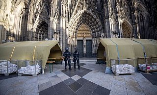 Polizisten mit Maschinenpistolen stehen vor dem Kölner Dom. Nach dem Terroralarm für das Gotteshaus sind drei weitere Verdächtige festgesetzt worden. - Thomas Banneyer/dpa Polizisten mit Maschinenpistolen stehen vor dem Kölner Dom. Nach dem Terroralarm für das Gotteshaus sind drei weitere Verdächtige festgesetzt worden. - Thomas Banneyer/dpa