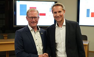 Amtsinhaber Thomas Meyer (l.) gratuliert dem neuen Engeraner Bürgermeister Stefan Böske. - Juri Bürgin Amtsinhaber Thomas Meyer (l.) gratuliert dem neuen Engeraner Bürgermeister Stefan Böske. - Juri Bürgin