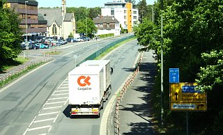 Graues Flickenmuster: Nur dort, wo die Landesstraße 756 durch die Sennestadt verläuft, ist sie noch nicht saniert. Jetzt soll zumindest der Asphalt erneuert werden. - Susanne Lahr Graues Flickenmuster: Nur dort, wo die Landesstraße 756 durch die Sennestadt verläuft, ist sie noch nicht saniert. Jetzt soll zumindest der Asphalt erneuert werden. - Susanne Lahr