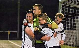 Im Elfmeterschießen den Halbfinaleinzug perfekt gemacht: Die Quernheimer Fabian Schnelle (v. l.), Fabian Ebeling und Christoph Kuhmann mit Torhüter Lukas Heller. - Joel Beinke Im Elfmeterschießen den Halbfinaleinzug perfekt gemacht: Die Quernheimer Fabian Schnelle (v. l.), Fabian Ebeling und Christoph Kuhmann mit Torhüter Lukas Heller. - Joel Beinke