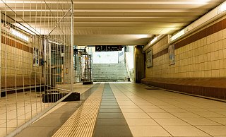 Die Unterführung im Paderborner Hauptbahnhof wird modernisiert. Optisch soll sie an das neue Bahnhofsgebäude angepasst werden. - Lena Henning Die Unterführung im Paderborner Hauptbahnhof wird modernisiert. Optisch soll sie an das neue Bahnhofsgebäude angepasst werden. - Lena Henning