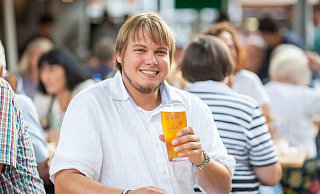 Geselliger Typ: Benjamin Krüger genießt auf dem Abendmarkt am Klosterplatz auch gerne mal ein gutes Bier vom Brauhaus. - Oliver Krato Geselliger Typ: Benjamin Krüger genießt auf dem Abendmarkt am Klosterplatz auch gerne mal ein gutes Bier vom Brauhaus. - Oliver Krato