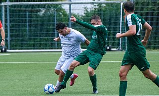 Heepens Muhittin Yavrucu (l.) setzt sich in dieser Szene gegen einen Akteur des FC Gütersloh II durch. - Andreas Zobe Heepens Muhittin Yavrucu (l.) setzt sich in dieser Szene gegen einen Akteur des FC Gütersloh II durch. - Andreas Zobe