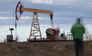 Eine Tiefpumpe steht in der Nähe der Stadt Usinsk, 1500 Kilometer nordöstlich von Moskau. - Dmitry Lovetsky/AP/dpa Eine Tiefpumpe steht in der Nähe der Stadt Usinsk, 1500 Kilometer nordöstlich von Moskau. - Dmitry Lovetsky/AP/dpa