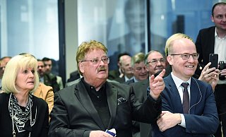 Abschied von der politischen Bühne: Der Europapolitiker Empfang für Elmar Brok zusammen mit seiner Ehefrau Renate und Ralph Brinkhaus. - Barbara Franke Abschied von der politischen Bühne: Der Europapolitiker Empfang für Elmar Brok zusammen mit seiner Ehefrau Renate und Ralph Brinkhaus. - Barbara Franke