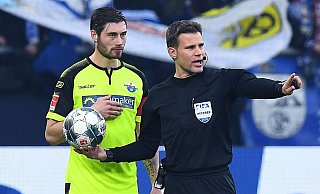 Felix Brych pfiff in seiner langen Karriere auch zwölf Pflichtspiele mit Beteiligung des SC Paderborn. Hier ist er im Februar 2020 beim SCP-Auswärtsspiel auf Schalke mit Christian Strohdiek zu sehen. Am Sonntag wird Brych nun als DFB-Pokal-Losfee im Einsatz sein. - picture alliance Felix Brych pfiff in seiner langen Karriere auch zwölf Pflichtspiele mit Beteiligung des SC Paderborn. Hier ist er im Februar 2020 beim SCP-Auswärtsspiel auf Schalke mit Christian Strohdiek zu sehen. Am Sonntag wird Brych nun als DFB-Pokal-Losfee im Einsatz sein. - picture alliance