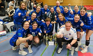 Das Maß aller Dinge: Die Jöllenbecker Handballfrauen feiern den Kreispokalsieg. - Andreas Zobe Das Maß aller Dinge: Die Jöllenbecker Handballfrauen feiern den Kreispokalsieg. - Andreas Zobe