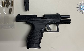 Eine der bei den Durchsuchungen sichergestellten Waffen. Auch Munition wurde beschlagnahmt. Foto: - LKA Bayern Eine der bei den Durchsuchungen sichergestellten Waffen. Auch Munition wurde beschlagnahmt. Foto: - LKA Bayern