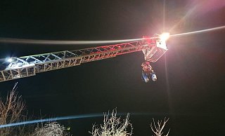 Schwieriger Einsatz für die Feuerwehr Beverungen. Ein Höhenretter hat den Hund sicher geborgen. - Sebastian Ewen/Feuerwehr Beverungen Schwieriger Einsatz für die Feuerwehr Beverungen. Ein Höhenretter hat den Hund sicher geborgen. - Sebastian Ewen/Feuerwehr Beverungen