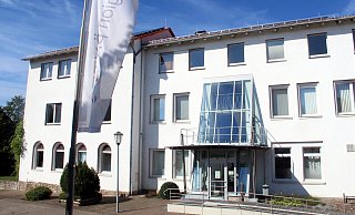 Nach drei Atmszeiten wird Hans Hermann Bluhm seinen Stuhl im Rathaus in Peckelsheim räumen. - burkhard battran Nach drei Atmszeiten wird Hans Hermann Bluhm seinen Stuhl im Rathaus in Peckelsheim räumen. - burkhard battran