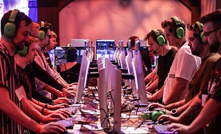 Neue Spiele testen wie hier bei der Gamescom 2024 - das ist auch bei der diesjährigen Gaming-Messe möglich. - Oliver Berg/dpa Neue Spiele testen wie hier bei der Gamescom 2024 - das ist auch bei der diesjährigen Gaming-Messe möglich. - Oliver Berg/dpa