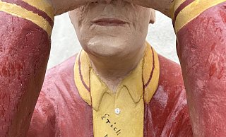 Unbekannte haben mit einem Schreibwerkzeug den Namen "Erich Mielke" auf die Skulptur geschrieben. - Ralf T. Mischer Unbekannte haben mit einem Schreibwerkzeug den Namen "Erich Mielke" auf die Skulptur geschrieben. - Ralf T. Mischer