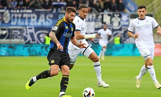 Joel Felix (Mitte) und Stefano Russo (r.), hier im Duell gegen Saarbrückens Kai Brünker, waren immer auf Ballhöhe. - IMAGO/Fussball-News Saarland Joel Felix (Mitte) und Stefano Russo (r.), hier im Duell gegen Saarbrückens Kai Brünker, waren immer auf Ballhöhe. - IMAGO/Fussball-News Saarland