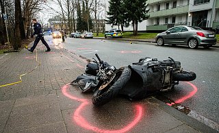 Polizeibeamte sichern im Dezember 2017 auf und an der Brückenstraße Spuren des Unglücks - Christian Mathiesen Polizeibeamte sichern im Dezember 2017 auf und an der Brückenstraße Spuren des Unglücks - Christian Mathiesen