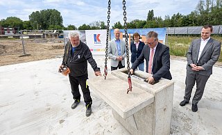 Eine Zeitkapsel hat Paderborns Bürgermeister Michael Dreier (4.v.l.) in Anwesenheit von Peter Günter (v.l., Baufirma Kögel), Steb-Leiter Markus Beine, Brunhilde Konersmann (Betriebsausschuss) und Sascha Pöppe (Betriebsausschuss) in den Grundstein eingelassen. - Niklas Tüns Eine Zeitkapsel hat Paderborns Bürgermeister Michael Dreier (4.v.l.) in Anwesenheit von Peter Günter (v.l., Baufirma Kögel), Steb-Leiter Markus Beine, Brunhilde Konersmann (Betriebsausschuss) und Sascha Pöppe (Betriebsausschuss) in den Grundstein eingelassen. - Niklas Tüns