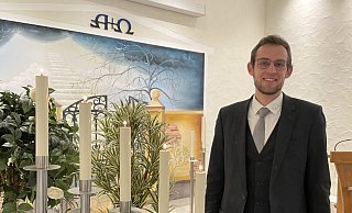 Seit 1. Januar 2024 leitet der 28-jährige Philipp Niemann das gleichnamige Bestattungshaus. Hier steht er in der Trauerhalle in Kirchlengern. Er hat das Unternehmen, das vot zwei Jahren 100-jähriges Bestehen feierte, von seinem Vater Jürgen Niemann übernommen. - Natalie Gottwald Seit 1. Januar 2024 leitet der 28-jährige Philipp Niemann das gleichnamige Bestattungshaus. Hier steht er in der Trauerhalle in Kirchlengern. Er hat das Unternehmen, das vot zwei Jahren 100-jähriges Bestehen feierte, von seinem Vater Jürgen Niemann übernommen. - Natalie Gottwald