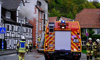 Dichter Rauch kommt aus dem Haus im Obergeschoss der Warburger Altstadt. - Kleimann Dichter Rauch kommt aus dem Haus im Obergeschoss der Warburger Altstadt. - Kleimann