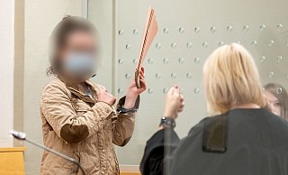 Die Angeklagte (25) steht im Saal des Landgerichts. Ihr wird heimtückischer Mord am Bielefelder Kadir A. vorgeworfen. - picture alliance / dpa Die Angeklagte (25) steht im Saal des Landgerichts. Ihr wird heimtückischer Mord am Bielefelder Kadir A. vorgeworfen. - picture alliance / dpa