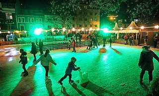 Auf dem Klosterplatz können Weihnachtsmarkt-Besucher eislaufen oder Eisstockschießen ausprobieren. - Sarah Jonek Auf dem Klosterplatz können Weihnachtsmarkt-Besucher eislaufen oder Eisstockschießen ausprobieren. - Sarah Jonek