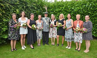 Das neue Regentenpaar Dirk Ciesla und Elke Exner (Mitte) und die Throndamen Frauke Nixdorf, Nadine Schindowski, Anja Hilker, Britta Ciesla sowie Ivette Klocke, Jana Meyer, Inge Schindowski und Daria Bunte (v. l.) freuen sich auf ein schönes Schützenjahr. - Karin Prignitz Das neue Regentenpaar Dirk Ciesla und Elke Exner (Mitte) und die Throndamen Frauke Nixdorf, Nadine Schindowski, Anja Hilker, Britta Ciesla sowie Ivette Klocke, Jana Meyer, Inge Schindowski und Daria Bunte (v. l.) freuen sich auf ein schönes Schützenjahr. - Karin Prignitz