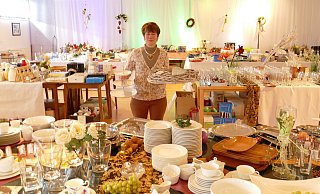 Wie beim Flohmarkt: Gudrun Büscher verkauft ihr Inventar. - Thorsten Mailänder Wie beim Flohmarkt: Gudrun Büscher verkauft ihr Inventar. - Thorsten Mailänder