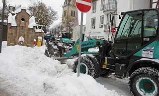 Radlader verladen die Schneeberge in der Warburger Innenstadt auf LKW, die sie auf dem Schützenplatz abkippen. - Dieter Scholz Radlader verladen die Schneeberge in der Warburger Innenstadt auf LKW, die sie auf dem Schützenplatz abkippen. - Dieter Scholz